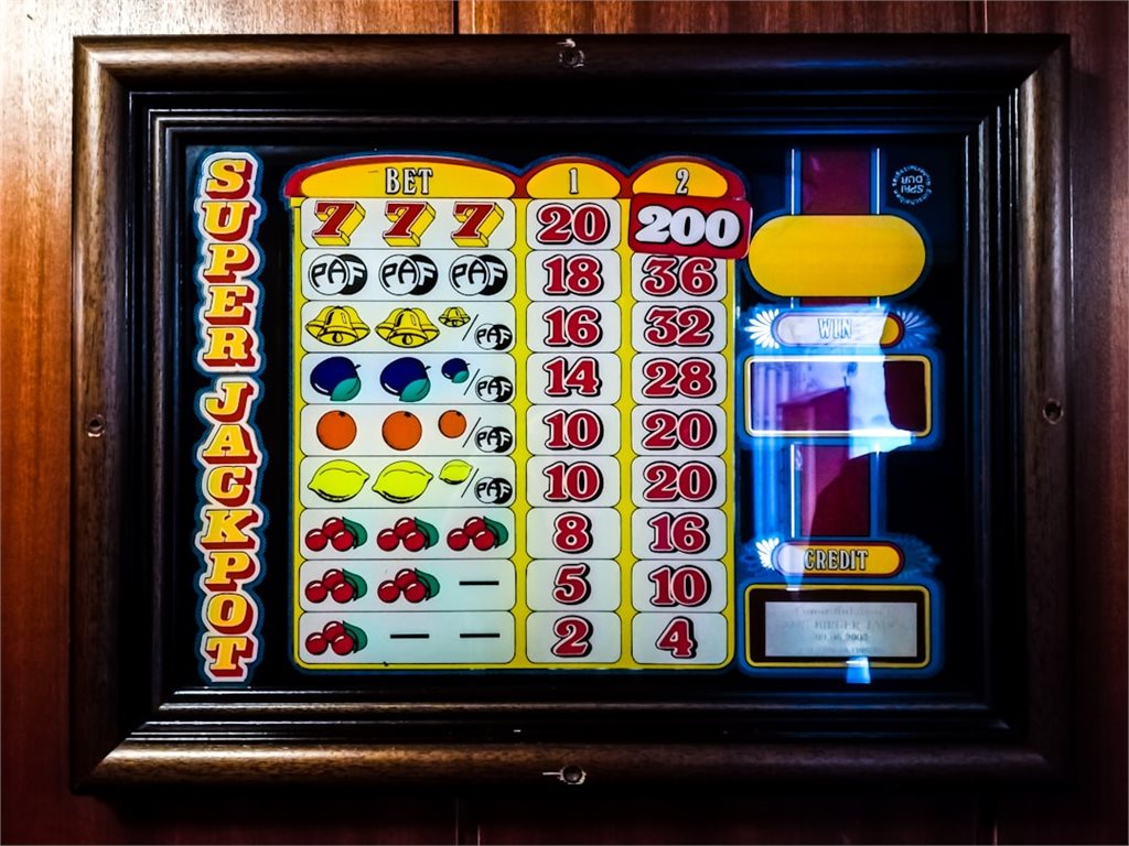 Nổ hũ QQ88 – khoảnh khắc trúng jackpot lớn trên máy slot với hiệu ứng ánh sáng vàng rực rỡ